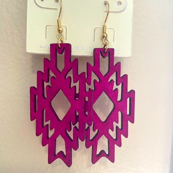 💥NEW ARRIVAL!💥 Hailey Rae Fuchsia Aztec Wood Earrings - Picture 1 of 1